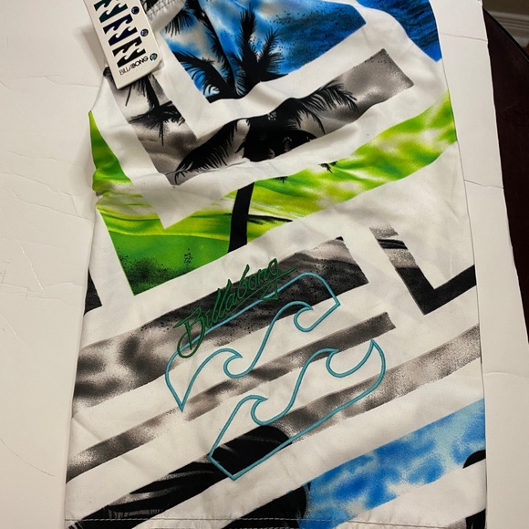 BNWT. Billabong Surfer Shorts - Picture 6 of 7